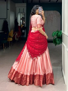 Lehenga choli de seda color melocotón con elegante falda acampanada con bordado zari, combinada con blusa a juego y dupatta bordada. - Product Image 3