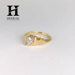 Bague de fiançailles en or 18 carats avec diamant marquise cultivé en laboratoire, sertissage clos et épaule nervurée architecturale, pour femme - Product Image 2