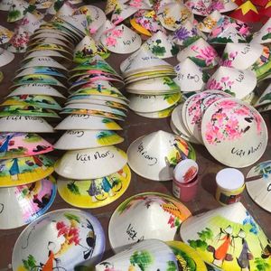 Chapeau en feuilles de palmier Non La Palm Leaf, très recherché, pour costume traditionnel et décoration murale - Product Image 4