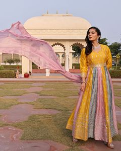 Dernière collection de costumes Anarkali verts de bonne qualité pour femmes, pour les mariages, les fêtes de Diwali, manches 3/4, en crêpe de soie Rangoli - Product Image 4