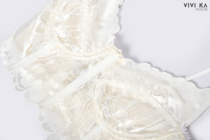 Soutien-gorge élégant et romantique pour femme en dentelle, blanc, demi-bonnet, avec armatures, bretelles réglables, dos à lanières, fermeture dorsale, en tissu tricoté respirant - Product Image 3