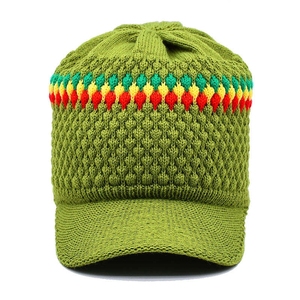 Gorro de Punto Unisex Verde con Rayas de Colores Rasta, Patrón Geométrico, Gorro Casual de Invierno para Adultos, 100% Acrílico, Hecho a Mano - Product Image 1