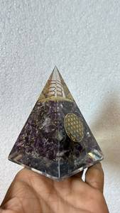 Pyramide d'orgonite nubienne en améthyste, décoration énergétique en cristal faite à la main pour la méditation, le yoga, la décoration spirituelle de la maison et comme cadeau - Product Image 2
