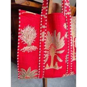 Bolso Tote Floral Acolchado de Algodón 100% Indio Red Palm para Mujer, Bolso de Hombro de Algodón Hecho a Mano, Bolso Acolchado Estampado, Bolso Tote con Cremallera - Product Image 1