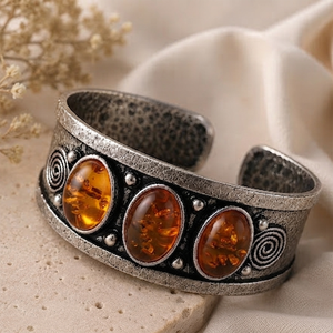 Brazalete Ancho de Ámbar Báltico para Mujer, Diseño Vintage con Motivos de Espiral, Plata/Latón Dorado, Engaste Artesanal, Estilo Boho, de Jewelry Town Artisan - Product Image 6