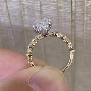 แหวนเพชรทรงวงรี 2.52 กะรัต ผลิตในห้องปฏิบัติการจาก CREATIVE CRAFT ประดับเพชรแบบคลัสเตอร์ พร้อมใบรับรอง IGI ทองคำแท้ 18K คุณภาพพรีเมียม ของขวัญสำหรับเธอ - Product Image 3