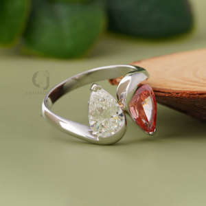 Bague Toi et Moi de luxe en or blanc 14 carats avec deux pierres, diamant de laboratoire rouge vif et blanc taille poire 1,34 ct, bijou de fiançailles et de promesse - Product Image 4