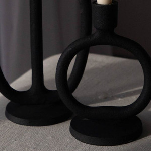 Par de Portavelas Modernos de Metal Negro Mate con Diseños Geométricos Únicos en Forma de Bucle y Forma Redonda para Decoración del Hogar - Product Image 3