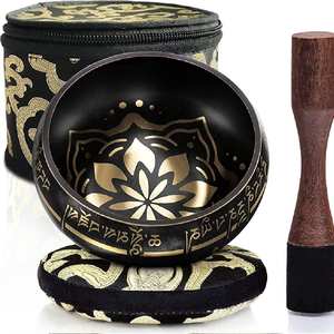 Bol en laiton orné avec des sculptures complexes et un coussin en soie rouge pour la méditation et la sonothérapie, disponible à prix de gros. - Product Image 6