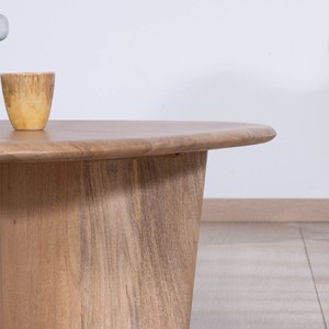 Mesa de centro Vandana Golden Line en madera maciza de mango con un diseño limpio y orgánico - Product Image 4