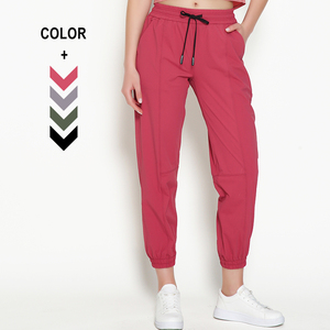 Pantalones deportivos grises para hombre con cintura elástica, cordón ajustable y bolsillos grandes, ligeros, transpirables y casuales. - Product Image 4