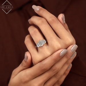 Anillo de Diamantes de Corte Esmeralda de Lujo en Oro Amarillo con Baguettes Graduadas, Joyería de Compromiso, Regalo para Mujer - Product Image 5