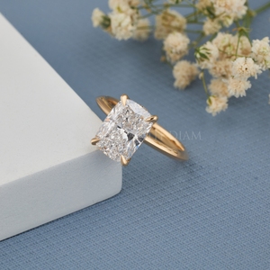 Bague solitaire en or jaune à taille émeraude au design tendance, avec diamant de laboratoire, bijoux fins pour femmes - Product Image 4