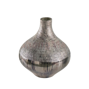 Vase à fleurs sculptural moderne en métal argenté, design texturé cannelé en aluminium fait main pour table de salon contemporaine - Product Image 2