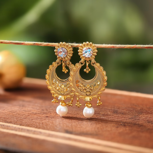 Pendientes Clásicos Huggie de Oro con Circonita y Perla, Pendientes Colgantes de Moda con Encanto Religioso - 11058821GL - Product Image 3
