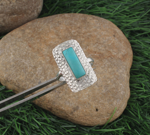 Bague Shree Jaipur en argent sterling 925 avec turquoise naturelle rectangulaire, sertie clos, texture martelée classique, forme bouclier plat, pour soirée - Product Image 2