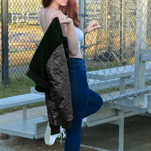 Chaqueta Corta Estilo Universitaria para Mujer, Color Verde Oscuro y Negro, Estilo Bomber, Mangas de Cuero Sintético, Ropa Exterior Informal, Moda Femenina - Product Image 4