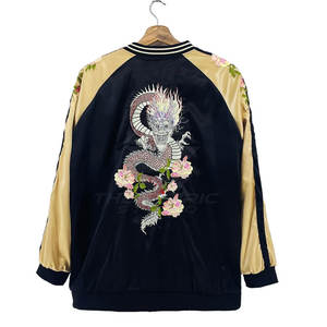 Chaqueta Sukajan Premium Ligera de Invierno para Hombre, Cuello Alto, Logotipo Frontal, Tela Satinada Moderna, Cómoda y Elegante, Estilo Urbano - Product Image 3