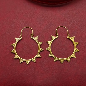 Boucles d'oreilles créoles en laiton plaqué or avec motif soleil, bijoux tendance, forme circulaire, accessoire artisanal en métal - Product Image 2