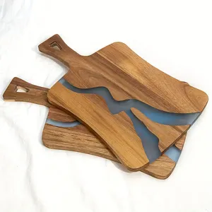 Planche à découper ArtisanTerra en bois d'acacia et résine, style rustique et luxueux, faite à la main, pour les aliments gastronomiques, le fromage, le pain et les spécialités - Product Image 1