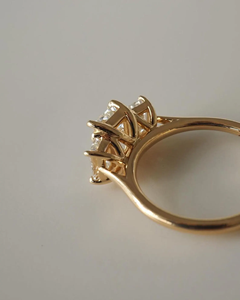 แหวนมอสซาไนต์ทรงเอเมอรัลด์สำหรับผู้หญิง แหวนหมั้นแบบวงบิดประดับเพชรเม็ดเดี่ยว ทองคำขาว 14K/18K เครื่องประดับหรูหราสไตล์มินิมอล - Product Image 3