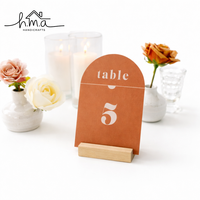 Ensemble de porte-cartes géométriques en or rose, comprenant des modèles cube, pyramide et hexagone, supports de table modernes et minimalistes