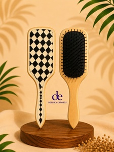 Nouvelle brosse à cheveux en bois et cuir, faite à la main par un designer, avec un motif à carreaux noir et blanc, design minimaliste - Product Image 5