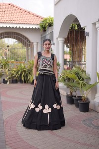 Ensemble Lehenga en Soie Romaine Premium 24 Kali avec Broderie Gota Pan Patti, Blouse en Dentelle à Miroirs, Doublure en Coton Anti-humidité, Toutes Saisons - Product Image 4