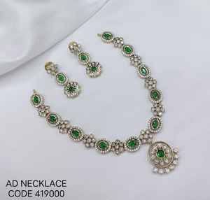 ชุดสร้อยคอแต่งงานสำหรับผู้หญิง ดีไซน์ดอกไม้ประดับคริสตัลและเพชรเทียม ชุบทองโบราณ คุณภาพเยี่ยม แบบดั้งเดิม - Product Image 1