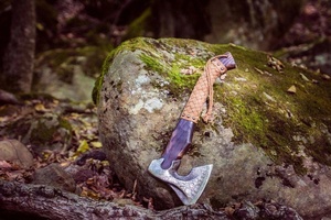 Hacha Vikinga Hecha a Mano por A&M ENTERPRISES con Cabeza de Acero Grabada con Runas, Mango de Madera Oscura y Empuñadura de Cuero Trenzado Color Bronceado - Product Image 5