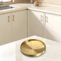 Plateau de service en aluminium doré, écologique, durable, poli, plateau en métal moderne et luxueux, assiette décorative pour la table à manger à la maison