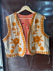Veste sans manches légère en velours brodée à la main pour femme, style bohème décontracté, motif floral Suzani, ethnique, vente en gros - Product Image 1