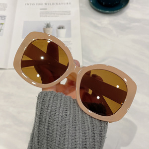 2025 Hot Sales Trendy Oversize Square Sunglasses New Women Summer Black <b>Frame</b> Glasses Wholesale - Product Image 2