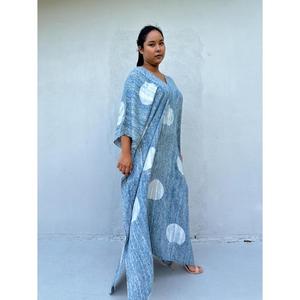 Kaftan long décontracté en coton imprimé à pois bleus, coupe ample, col en V, taille naturelle, écoresponsable, pour femme, idéal pour l'été et les vacances - Product Image 3