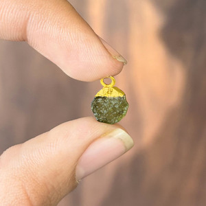 Pendentif en Moldavite naturelle brute, plaqué or, pendentif Moldavite pour la guérison, bijoux faits à la main, cadeau de Saint-Valentin pour l'amour - Product Image 6