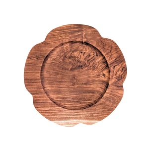 Plateau en bois artistique pour service, développé pour allier l'attrait décoratif à l'utilité quotidienne à la table - Product Image 6