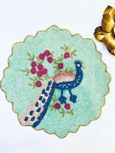 Set de table rond en tissu brodé à la main, motif paon oriental, avec bordure dorée et décor floral - Product Image 1