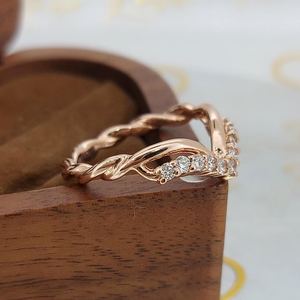 Bague en or rose 14 carats avec diamant rond brillant cultivé en laboratoire certifié IGI, pierres latérales de 0,7 carat, couleur F, VS1, bijoux de luxe pour femmes - Product Image 3