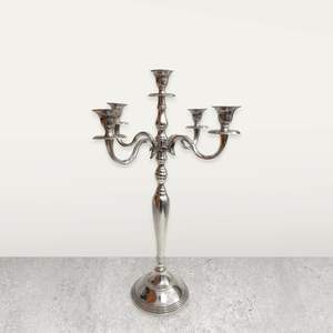 Candelabro de Aluminio de 5 Brazos Home Trends India, Elegante Portavelas Plateado, Centro de Mesa Brillante y Pulido para Hogar, Bodas y Eventos - Product Image 1