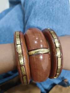 Brazaletes de Madera y Latón Hechos a Mano, Duraderos y de Primera Calidad, con Logotipo Artístico, 4 Tamaños Disponibles, Color Madera Natural - Product Image 2