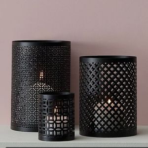 Porte-bougie décoratif en métal, conçu pour créer une ambiance sereine lors des festivals, des célébrations et des soirées paisibles. - Product Image 1