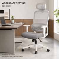 Chaise de bureau en maille grise avec cadre blanc, appui-tête, accoudoirs en forme de T et base à roulettes blanche pour postes de travail modernes