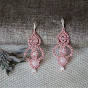 Pendientes Colgantes de Macramé con Hematita Hechos a Mano, Piedra Gris, Cordón Beige y Negro, Joyería Artesanal Bohemia para Mujer - Product Image 1