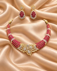 Parure Collier et Boucles d'Oreilles en Zircon Attrayant, Plaqué Or de Haute Qualité, Finition Mate, Design Effet Pierres AD, Idéal pour les Fiançailles - Product Image 1