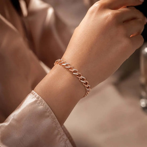 Bracelet chaîne en or rose avec maillons cubains entrelacés et diamants - Product Image 4