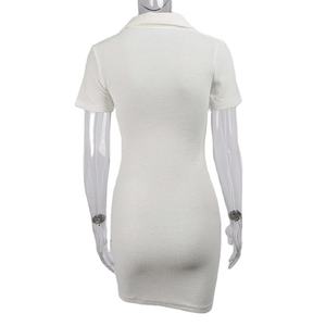 Robe polo pour femme avec logo personnalisé - Coupe ajustée en coton piqué à manches courtes, robe de sport pour le golf et le tennis avec détails rayés - Product Image 4
