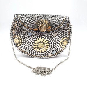 Bolso de Hombro de Metal con Mosaico de Diseño Artesanal God Grace, con Incrustaciones de Conchas y Patrón Floral, Hecho a Mano y con Opción de Logotipo Personalizado para Bodas - Product Image 1