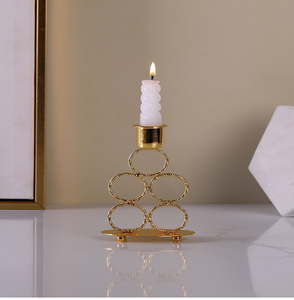 Moderno candelabro rectangular vertical con marco dorado. Estilo minimalista y elegante disponible a precios de mayorista. - Product Image 3