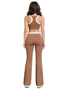 Ensemble de sport pour femme : soutien-gorge contrastant marron mocha et blanc et pantalon évasé taille haute extensible pour yoga, fitness, gym – Vente en gros OEM personnalisée - Product Image 2