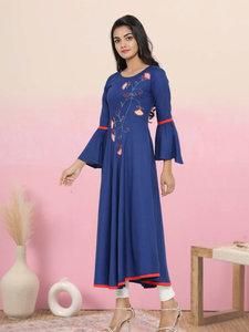 Kurta Anarkali Azul de Rayón para Mujer, con Apliques, Cuello Redondo y Mangas Campana, Diseñada para Uso Casual, Festivo y Étnico Global - Product Image 3